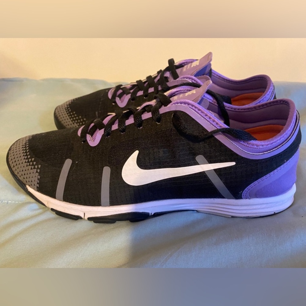 Nike women’s purple training lunarelment
